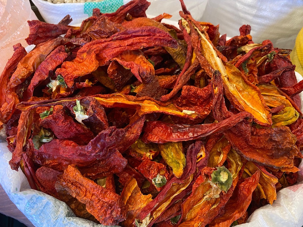 Kurutulmuş kırmızı biber ve domates